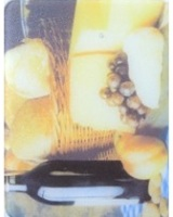 afbeelding glazen plank met afbeelding wijnfles, brood, kaas en druiven