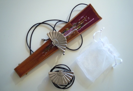 afbeelding waaierhanger metaal met zwarte leren halsband en zakje