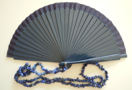 afbeelding vouwwaaier met polsband en ketting lapislazuli split