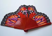 afbeelding vouwwaaier Vlinder, hout met uitgeknipte stof - rood